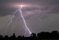 MetMalaysia mengeluarkan amaran ribut petir, hujan lebat dan angin kencang melibatkan empat negeri dan tiga Wilayah Persekutuan hingga jam 7 malam ini. Foto hiasan