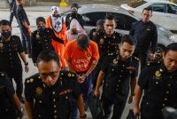 Sebelum ini, Sinar Harian melaporkan seorang bekas Panglima Tentera Darat dan dua isterinya tiba di Kompleks Mahkamah Majistret Putrajaya bagi urusan reman untuk membantu siasatan kes rasuah membabitkan rangkaian kartel tender perolehan TDM. Foto fail Bernama