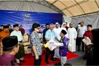Al-Sultan Abdullah berkenan menyampaikan kunci rumah kepada 32 keluarga membabitkan 28 rumah ERC dan empat rumah Ru’RASA di Kampung Sungai Perdak. Foto FB Wan Rosdy Wan Ismail