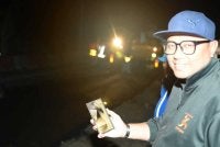 Mohd Syahbuddin meninjau sendiri kerja-kerja penurapan Jalan Gua Musang-Kuala Lipis di Kampung Lepan Jaya. Foto FB ADUN Galas