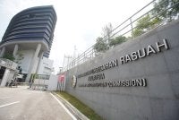 SPRM mengesahkan sitaan berkenaan membabitkan sebuah SVR, emas dan wang tunai dengan nilai keseluruhan RM6.9 juta.