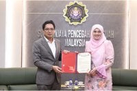 Azam Baki (kiri) dilantik sebagai Profesor Adjung Pengurusan Teknologi bagi program Doktor Falsafah PIPK di Institut Pengurusan Teknologi dan Keusahawanan (IPTK), UTeM