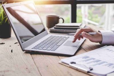 Anak orang berkemampuan dilihat lebih banyak menikmati kemudahan tambahan disediakan ibu bapa mereka. Foto hiasan