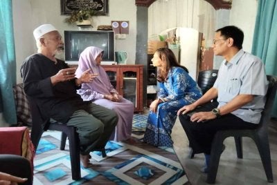 Raja Muda Kedah dan Raja Puan Muda Kedah berkenan berangkat melawat kediaman warga emas tersebut di Tanjung Dawai, Sungai Petani pada petang Khamis.