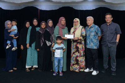 Firdaus (tiga dari kanan) bersama Hussamuddin (dua dari kanan) dan Akmal Eirfan (kanan) menyampaikan sumbangan kepada Rafidah dan anak-anaknya.