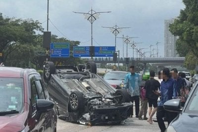 Keadaan kereta yang dipandu mangsa di lokasi kejadian. 