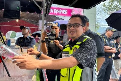 Kamalludin (kanan) ketika meninjau jualan di sebuah festival makanan di Bulatan Sultan Azlan Shah pada Khamis. Foto: KPDN Perak.