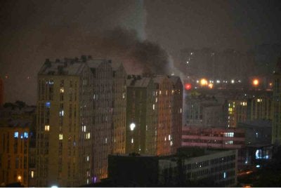 Kepulan asap tebal memenuhi ruang udara selepas serangan berskala besar dilancarkan Rusia di kawasan penempatan yang turut meragut empat nyawa di Kiev. - Foto AFP