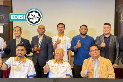 ABDUL RANI (duduk kiri) dan Dr Yusof (duduk tengah) bergambar bersama rakan kerjasama pada sidang media IHEC 2026 di Bangi pada Rabu. 
