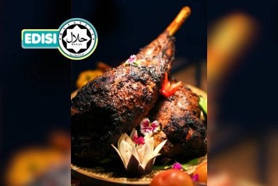 KAMBING bakar golek antara hidangan utama di Cili Kampung. 