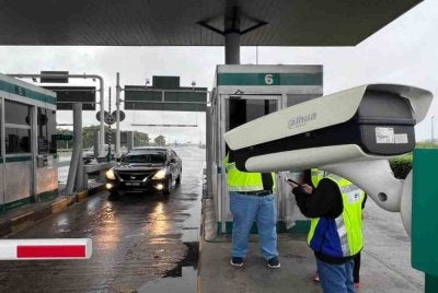 Kamera ANPR dipasang bagi mengesan nombor plat kenderaan dan memastikan pemanduan lebih lancar.