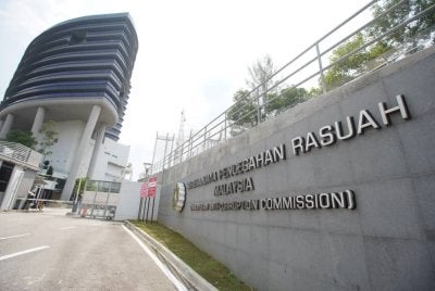 SPRM mengesahkan sitaan berkenaan membabitkan sebuah SVR, emas dan wang tunai dengan nilai keseluruhan RM6.9 juta.