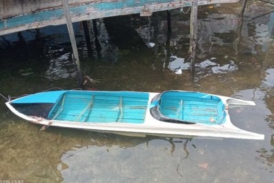 Bot dinaiki lima individu itu rosak teruk akibat pelanggaran di kedudukan 0.3 batu nautika dari timur Jeti Pelancong Semporna di sini pagi Jumaat. Foto APMM