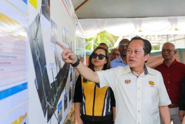 Ahmad melihat perkembangan pembinaan Lebuhraya Pan Borneo di Pejabat Tapak Pan Borneo WP25 di Kampung Perpaduan Datuk Mohd Ugi, Kinabatangan.