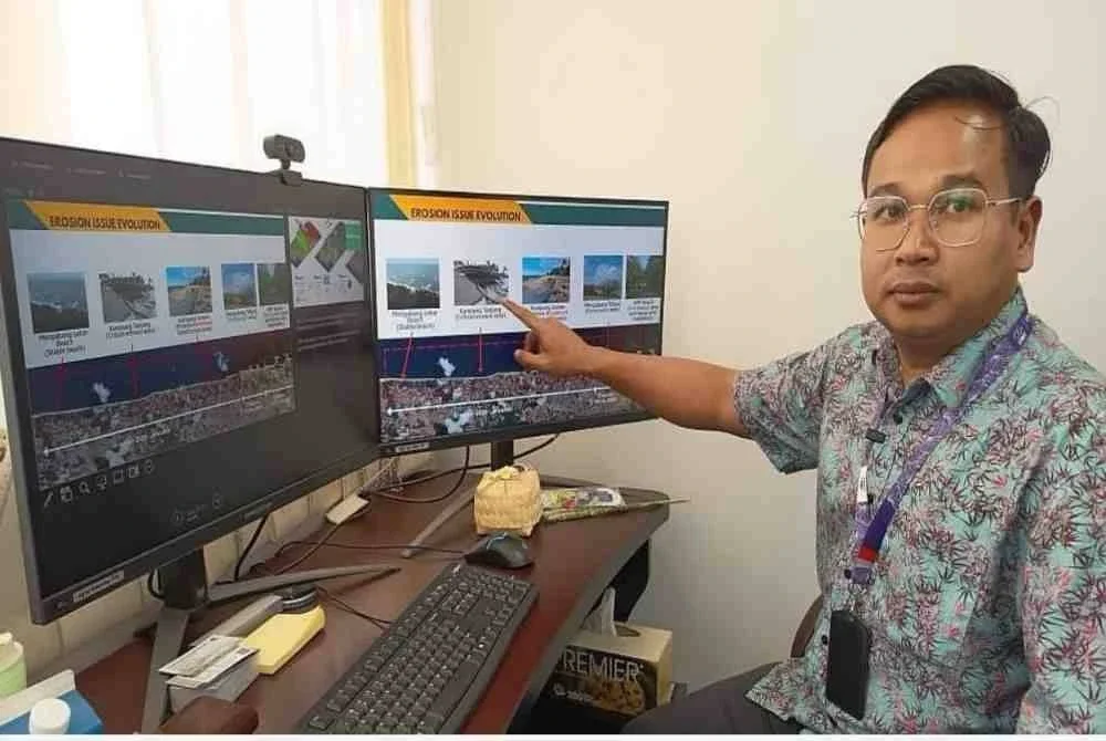 Dr Effi Helmy menunjukkan antara kawasan pantai terjejas yang sesuai dilaksanakan kaedah hybrid solution bagi mengatasi masalah hakisan dalam tempoh jangka masa panjang.