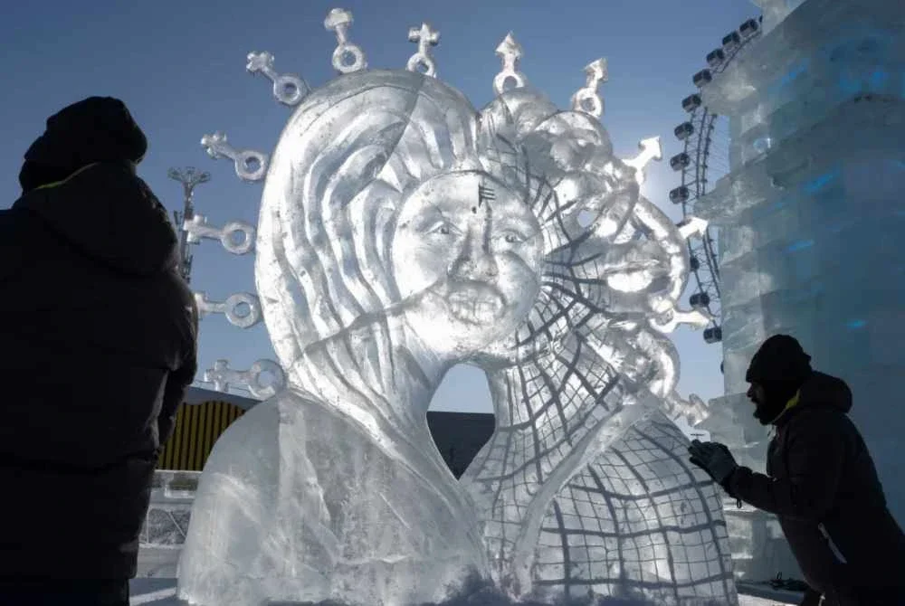 Peserta memberi sentuhan akhir pada seni arca mereka. Foto Agensi