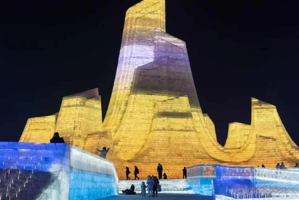 Salah sebuah arca gergasi yang dihasilkan artis berdasarkan kreativiti mereka. Foto Agensi