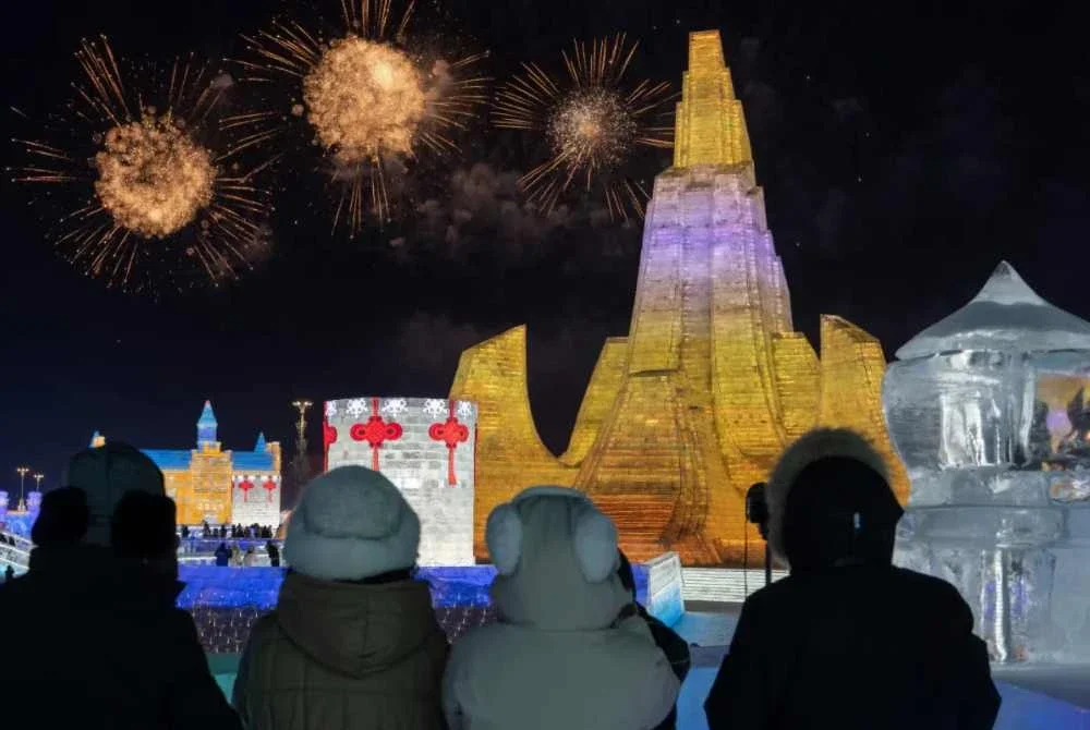 Persembahan bunga api memeriahkan acara pembukaan Festival Salji Harbin di wilayah Heilongjiang pada Isnin lalu. Foto Agensi