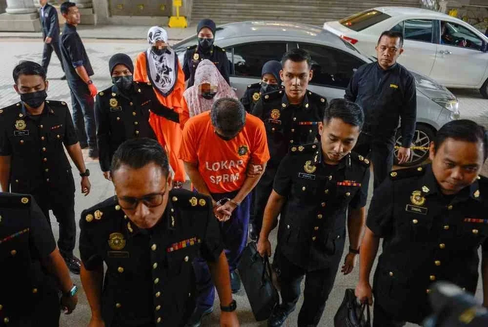 Seorang bekas Panglima Tentera Darat dan dua isterinya tiba di Kompleks Mahkamah Majistret bagi urusan reman untuk membantu siasatan kes rasuah membabitkan rangkaian kartel tender perolehan Tentera Darat Malaysia (TDM). Foto Bernama