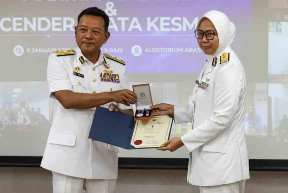 Mohd Rosli menyampaikan penghargaan kepada pegawainya selepas Ucapan Amanat Tahun Baharu 2026 Maritim Malaysia di Putrajaya pada Jumaat.