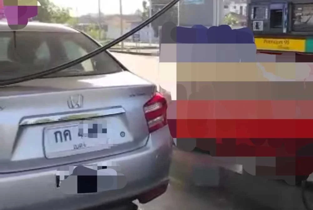Tangkap layar video tular pekerja sebuah stesen minyak mengisi petrol RON95 ke dalam sebuah kenderaan bernombor pendaftaran asing pada Jumaat
