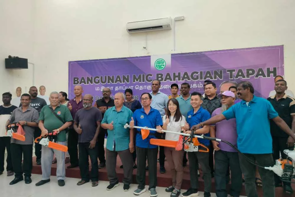 Saravanan (belakang, tengah) bersama penerima selepas menyampaikan sumbangan peralatan berjumlah RM150,000 kepada pekebun, penternak dan peniaga golongan B40 di Parlimen Tapah di Pejabat MIC Bahagian Tapah, Jalan Chenderiang Lama di sini pada Sabtu.