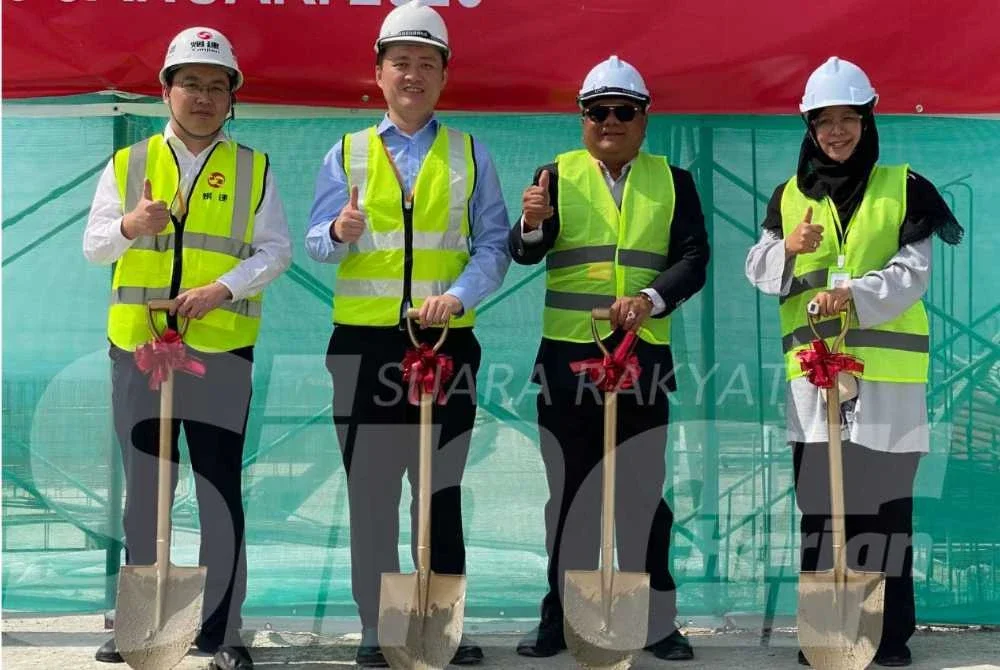 Kian Boon (dua dari kiri) pada Majlis Penutup Bumbung Arika Kubang Kerian di Kota Bharu pada Sabtu. - Foto:SINAR HARIAN/HAZELEN LIANA KAMARUDIN
