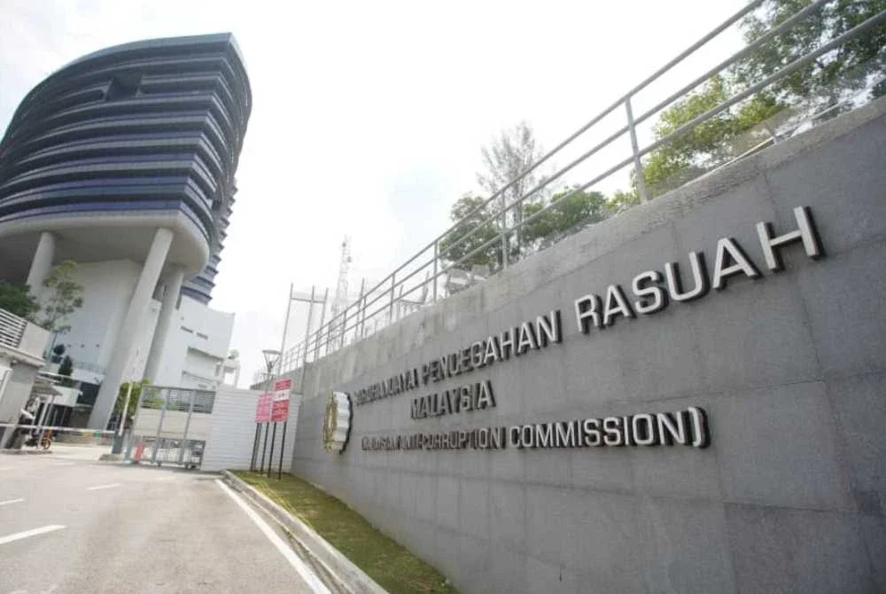 Seorang pegawai pengurusan tertinggi ATM kini berada dalam siasatan SPRM dan kes tersebut sudah berada di peringkat akhir. - Gambar hiasan