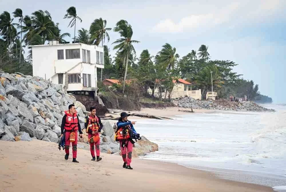 Anggota pasukan penyelamat meneruskan operasi mencari dan menyelamat seorang kanak-kanak lelaki berusia lima tahun yang dikhuatiri lemas petang semalam di Pantai Batu Rakit, pada Sabtu. Foto Bernama