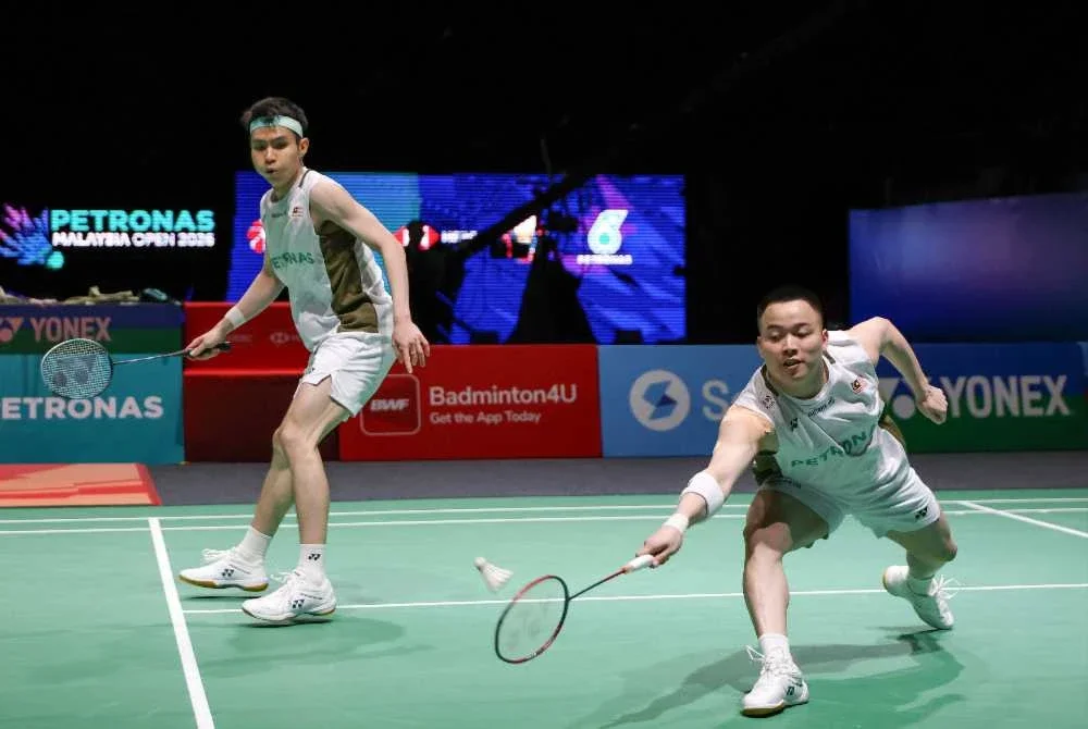 Aaron dan Wooi Yik ketika menentang beregu Lelaki Indonesia, Fajar Alfian dan Muhammad Shohibul Fikri pada Kejohanan Badminton Terbuka Malaysia Petronas 2026 di Stadium Axiata Arena pada Sabtu. Foto Bernama