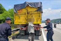 Antara lori yang ditahan anggota JPJ selepas dipercayai membawa muatan melebihi had.