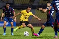 Pemain Negeri Sembilan FC, Luqman Hakim Shamsudin (tengah) cuba melepasi pemain Johor Darul Ta’zim pada perlawanan Liga Super di Stadium Tuanku Abdul Rahman Paroi pada malam Jumaat. Foto Bernama
