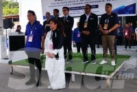 Mina (kiri) selepas selesai proses penamaan calon bagi PRK Kinabatangan, Lamag pada Sabtu