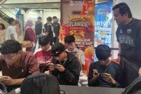 Mohd Najwan (kanan) menyaksikan perlawanan Selangor Future Cup 2025/2026 Daerah Petaling pada Sabtu.