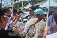 Saddi bersama penyokong Warisan di luar Dewan Sri Lamag.