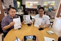 Siah (tengah) semasa menghadiri sidang akhbar di Taman Maju Jaya, Johor. 