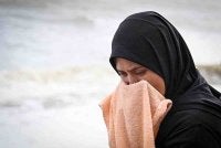 Ibu mangsa, Siti Hajar Ismail, 42, menanti anaknya, Muhammad Zarif Mohd Hazahari, 5, yang dikhuatiri lemas selepas dihanyutkan ombak di Pantai Batu Rakit petang semalam, ketika operasi mencari dan menyelamat (SAR) diteruskan pada Sabtu. Foto Bernama 