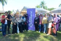 Pengerusi Karangkraf, Firdaus Hussamuddin (tiga dari kanan) bergambar bersama penulis Novel 'Hujan Bulan Disember', Idora Darwina (empat dari kanan) ketika mengunjungi program Kelah@Putrajaya di Taman Botani, Putrajaya.