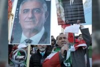 Peserta protes membawa poster Reza Pahlavi sambil melaungkan slogan menyokong beliau. Foto Agensi