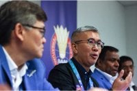 Tengku Zafrul bercakap pada sidang media selepas mempengerusikan Mesyuarat Majlis BAM di Axiata Arena. Foto Bernama