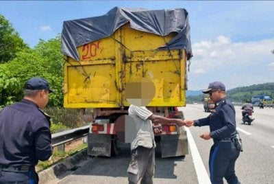 Antara lori yang ditahan anggota JPJ selepas dipercayai membawa muatan melebihi had.
