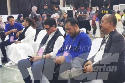 Mohd Ismail (kiri), Mazliwati, Saddi, Mohd Naim Kurniawan dan Goldam selepas proses penamaan calon di Dewan Sri Lamag Kinabatangan pada Sabtu.