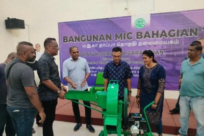 Saravanan (tiga dari kiri) ketika menyampaikan sumbangan peralatan kepada pekebun, penternak dan peniaga golongan B40 di Parlimen Tapah di Pejabat MIC Bahagian Tapah, Jalan Chenderiang Lama di sini pada Sabtu.