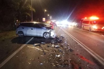 Nahas melibatkan dua kereta di Batu 14, Jalan Labis–Yong Peng meragut nyawa seorang wanita manakala suaminya cedera parah pada Jumaat. Foto: IPD Batu Pahat