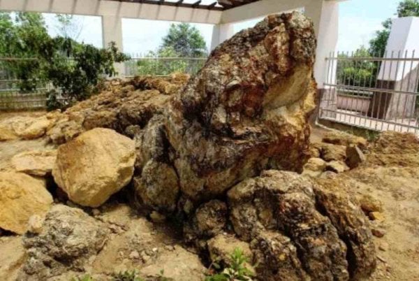 Struktur Batu Penyu yang memiliki kisah legenda yang dikaitkan dengan pendaratan penyu di pantai Rantau Abang berisiko diancam hakisan dan tidak dapat menjadi tatapan generasi akan datang. 