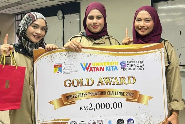 Tiga pelajar FSB UMK merangkul Anugerah Emas pada Water Filter Innovation Challenge 2026, sekali gus mengharumkan nama universiti di peringkat kebangsaan. Foto: UMK