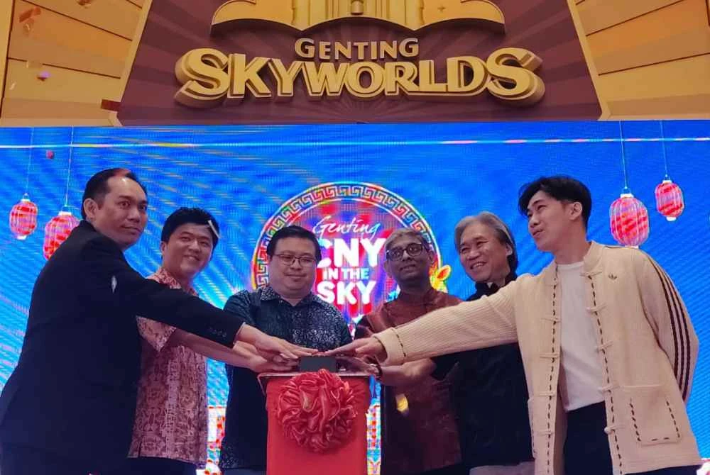 Spencer Lee (tiga dari kiri) bersama tetamu kenamaan menyempurnakan pelancaran kempen “CNY in the Sky”, yang mengetengahkan pengalaman perayaan imersif bertaraf tinggi di puncak Genting Highlands.