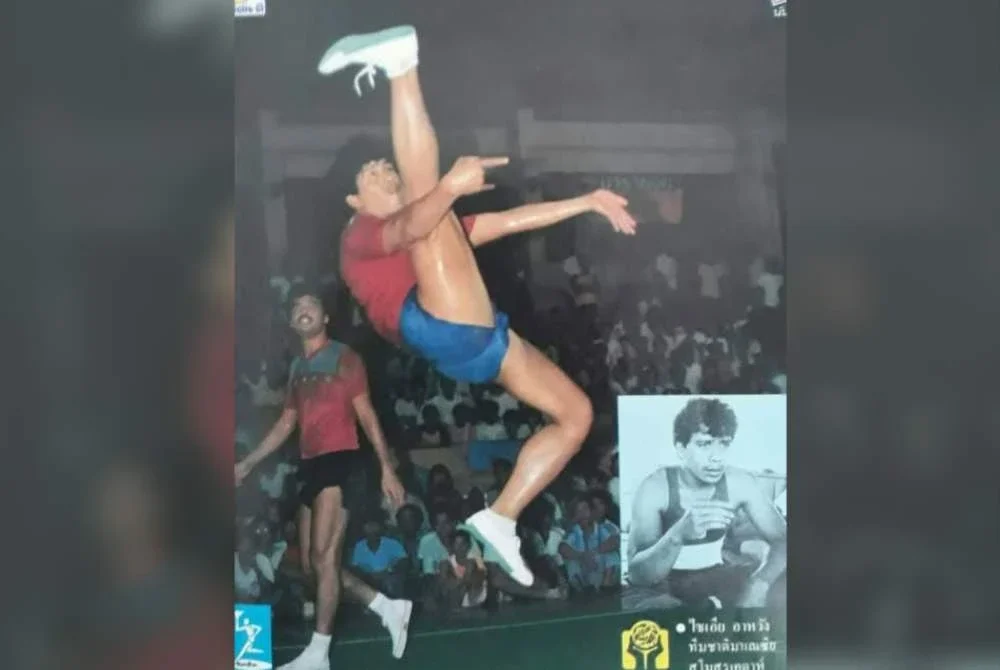 Zahir Awang yang menggunakan teknik maniam menghiasai majalah sepak takraw Thailand keluaran 1980-an.