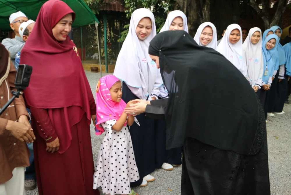 Sabida (kanan) menghadiri sebuah acara di sekolah agama.