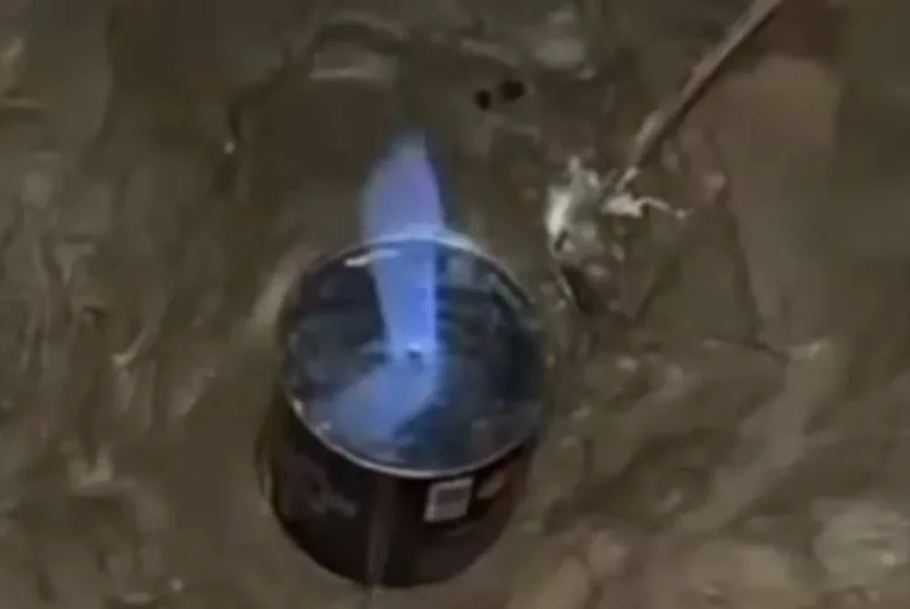 Menerusi klip yang menjadi tular, api dilihat menyembur dari permukaan lumpur disertai gelembung yang timbul secara berkala. Foto Agensi